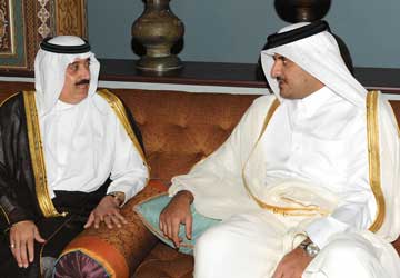 أمير قطر ووزير الحرس الوطني السعودي يبحثان علاقات البلدين